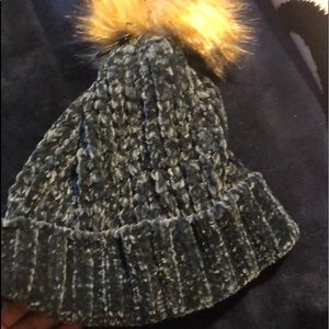 Green cozy hat wit the faux fur at the top